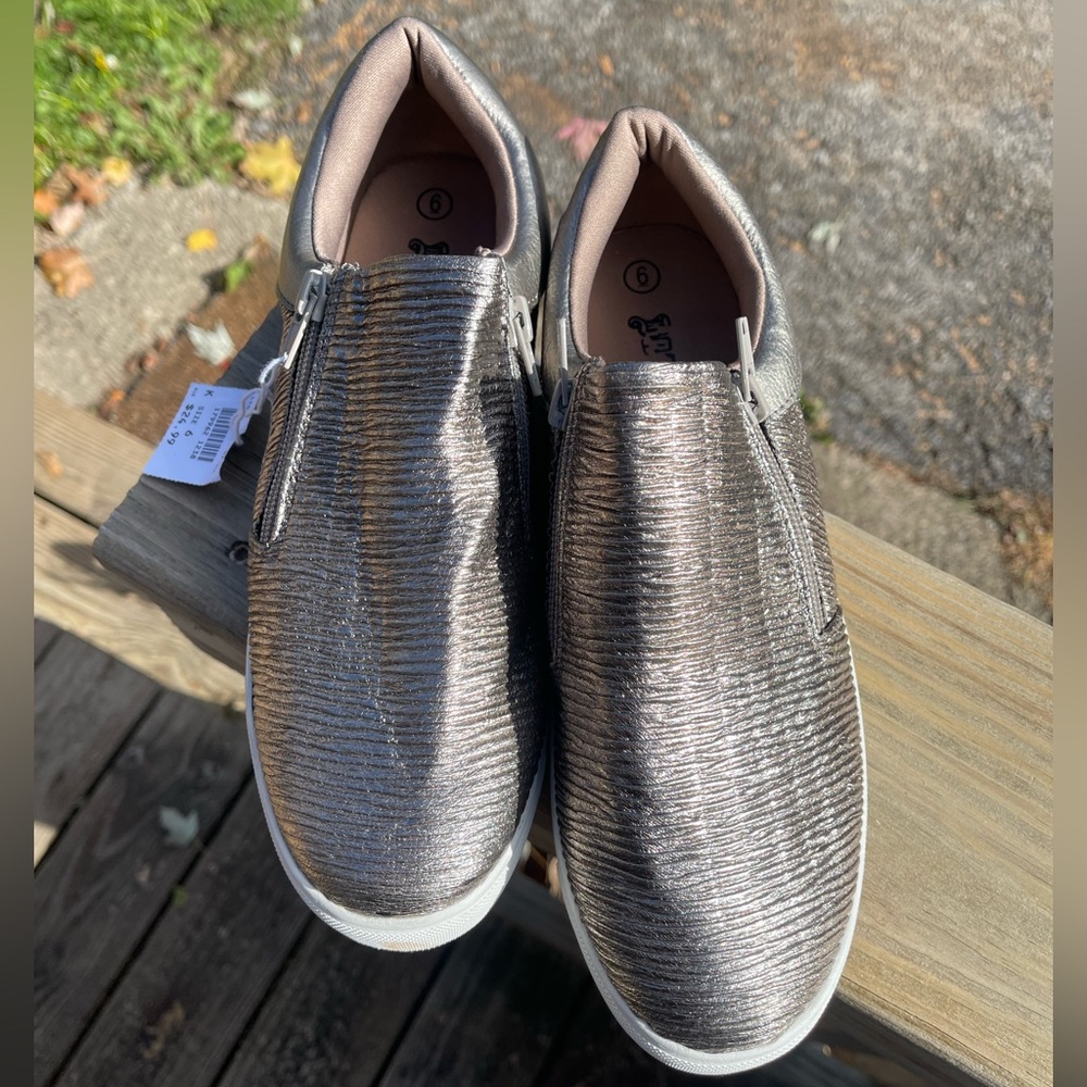 Trash sneakers - women’s size 6 - NWT